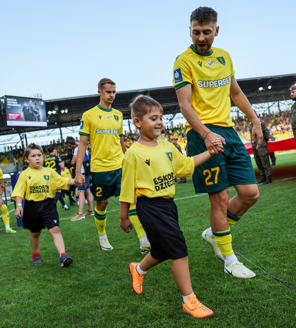 GKS - Cracovia: eskorta dziecięca